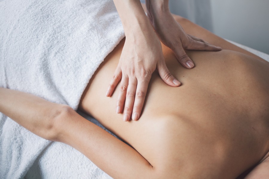 Quelle est la particularité du modelage du dos par rapport à un massage traditionnel ?