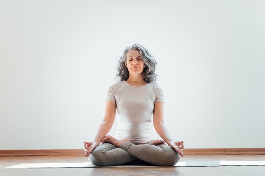 Quels sont les meilleurs exercices de yoga hormonal pour soulager les symptômes de la ménopause ?